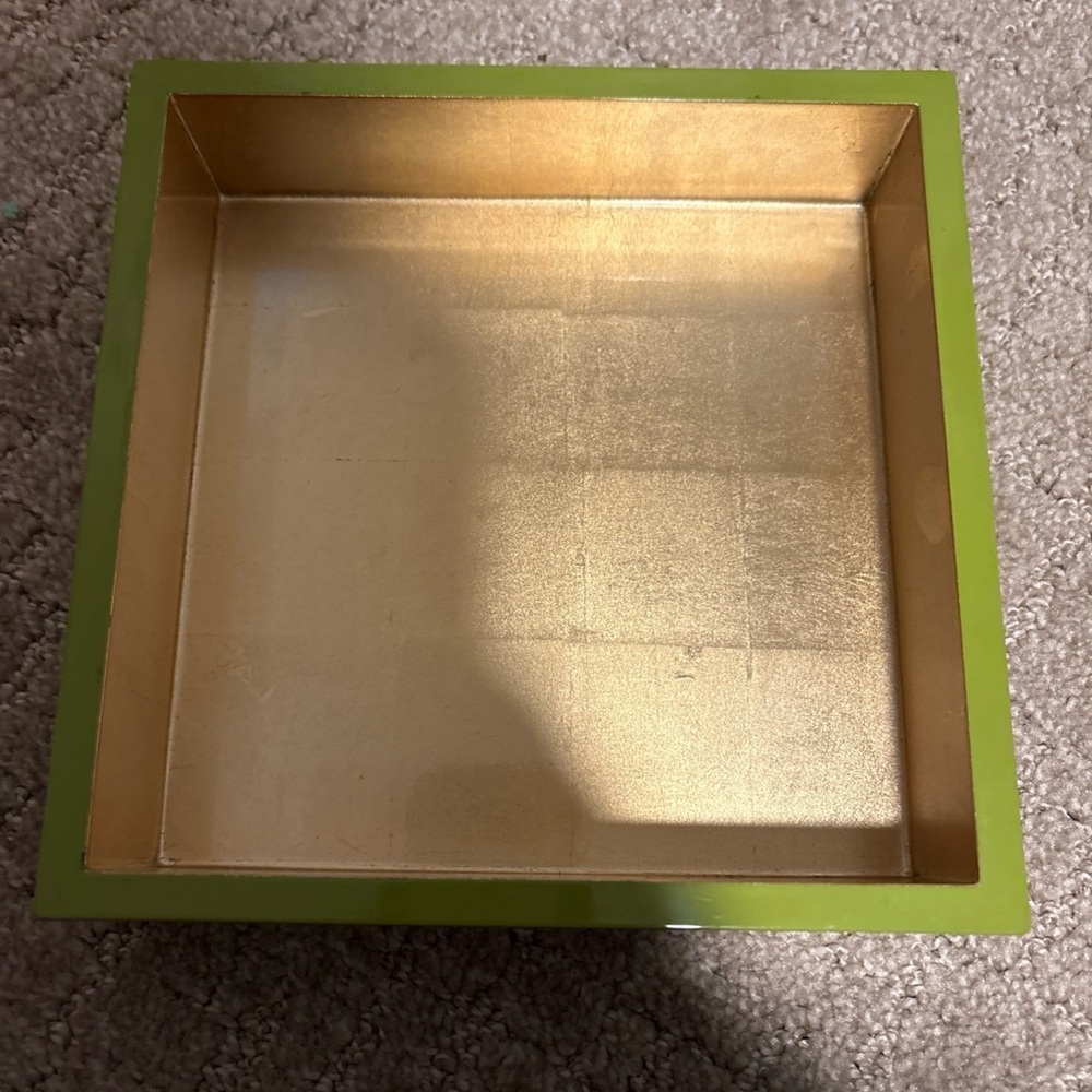 Caspari Lacquer Luncheon Napkin Holder in Sage & Gold, 7x7ā Interior